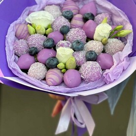 Букет из клубники в шоколаде с цветами эустома 🌸💜