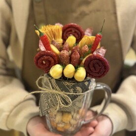 Пивная кружка с колбасами сыром и орехами