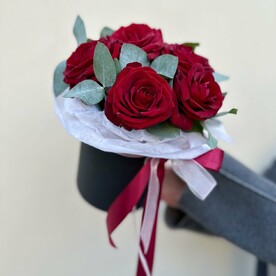 Красные розы в коробке