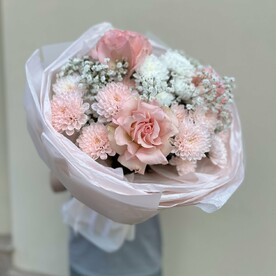 Букет из французских роз,хризантемы и белой гипсофилы