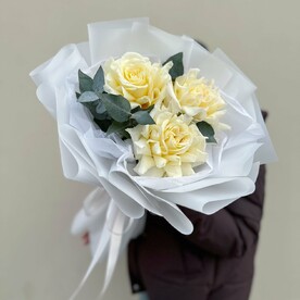 Букет из белых французских роз с эвкалиптом