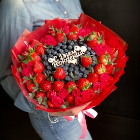 Букет из ягод с розами