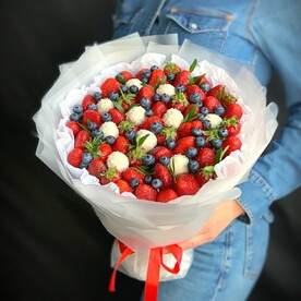 Букет из клубники и рафаэлло