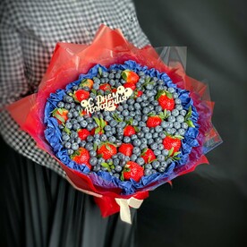 Букет из голубики и клубники