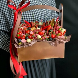 Подарок из колбасок и сыров в ящике