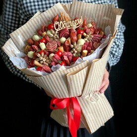 Букет из колбасок и сыров