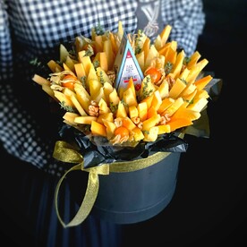 Подарок из сыра и ананаса