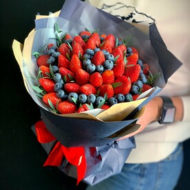Букет из клубники и голубики