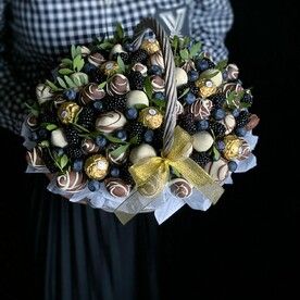 Корзина из клубники в шоколаде