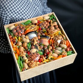 Подарок из сухофруктов и орехов