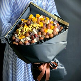 Букет из орехов и сухофруктов