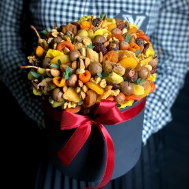 Подарок в шляпной коробке из сухофруктов