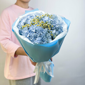 Нежный букет из голубой гортензии и голландских ромашек