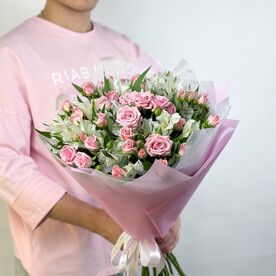 Нежный букет из розовых кустовых роз и альстромерий