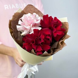 Яркий букет из красных и розовых французских роз в кремовой упаковке