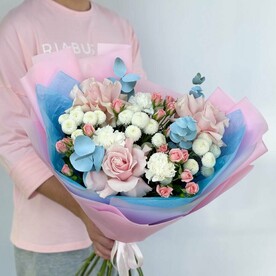 Нежный букет из французской розовой розы, белой хризантемы и гвоздики с кустовой розой и голубым эвкалиптом