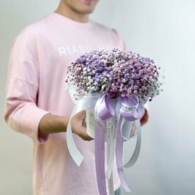 Нежная композиция из розовой, сиреневой и белой гипсофилы в белой коробке (размер S)