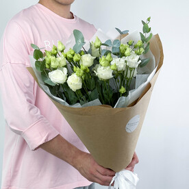 Нежный букет из белого лизиантуса с эвкалиптом в крафте (размер S)