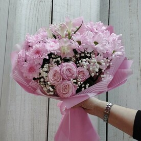 Букет из кустовой хризантемы, кустовой пионовидной розы гипсофилы и альстромерии Бархатистый звон