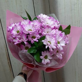 Букет из кустовой хризантемы и рускуса С теплом и нежностью