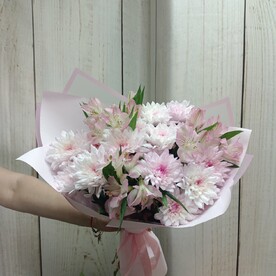 Букет из кустовой хризантемы и альстромерии Зефирка