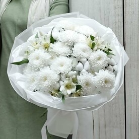 Букет из кустовой хризантемы,хлопка и альстромерии Аура