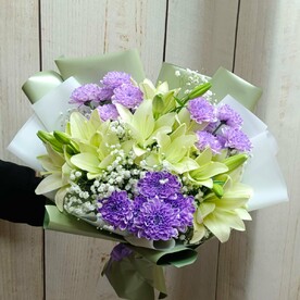 Букет из кустовой хризантемы,лилии , альстромерии и гипсофилы Мираж