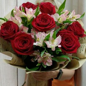 Букет из розы и альстромерии Ласковый рассвет