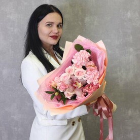 Нежный сборный букет. Кустовые розы, эустома и орхидея Paula