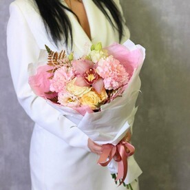 Авторский сборный букет с орхидеей, розовыми диантусами