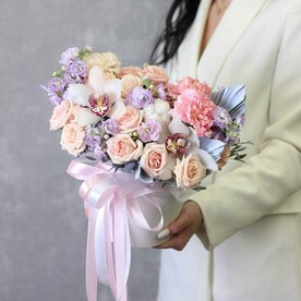 Букет в шляпной коробке с орхидеей, кустовой розой