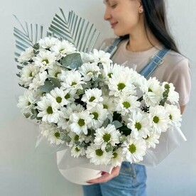 Шикарная коробочка ромашек с эвкалиптом