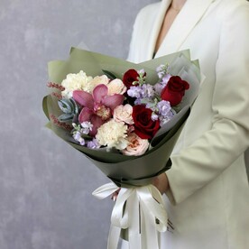 Сборный букет с красными розами, орхидеей, кустовыми розами Dolce