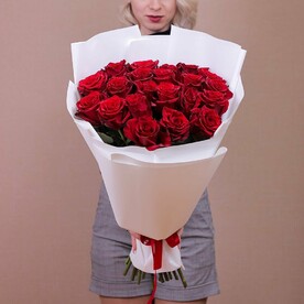Букет красной элитной розы в белом оформлении