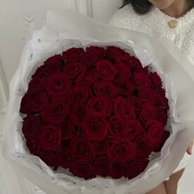 51 роза Красная в светлом стильном оформлении