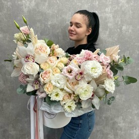 Букет в коробке гигант с пионовидными розами, орхидеей, эустомой, диантусами
