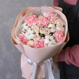 Нежный букет с Кустовыми розовыми, Хлопком и диантусами