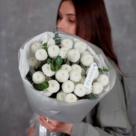 Букет из белых кустовых хризантем белоснежный цвет с эвкалиптом