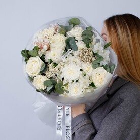 Авторский букет с белыми розами, хризантемой в белой гамме