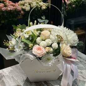 Стильная очень ароматная сумочка с кустовыми пионовидными розами😍❤️