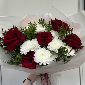 Букет из красных роз и нежных пышных хризантем ❤️😍