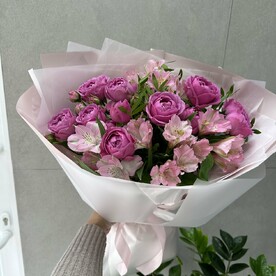 Ароматный нежный букет из кустовых пионовидных роз и альстромерий❤️😍