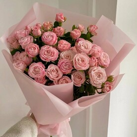 Нежный букет из кустовых пионовидных роз