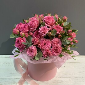 Шикарная композиция из кустовых пионовидных роз