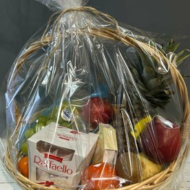 Корзина с фруктами,конфетами и сыром