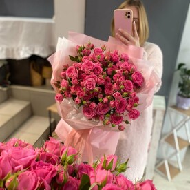 Шикарный букет кустовых пионовидных роз😍