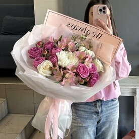 Красивый букет с кустовыми пионовидными розами