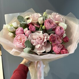 Букетик с французскими розами и кустовыми пионовидными