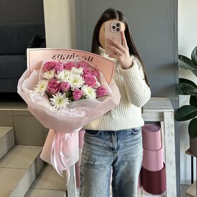 Красивый букет из роз и хризантем