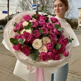 Большой букет кустовых пионовидных роз